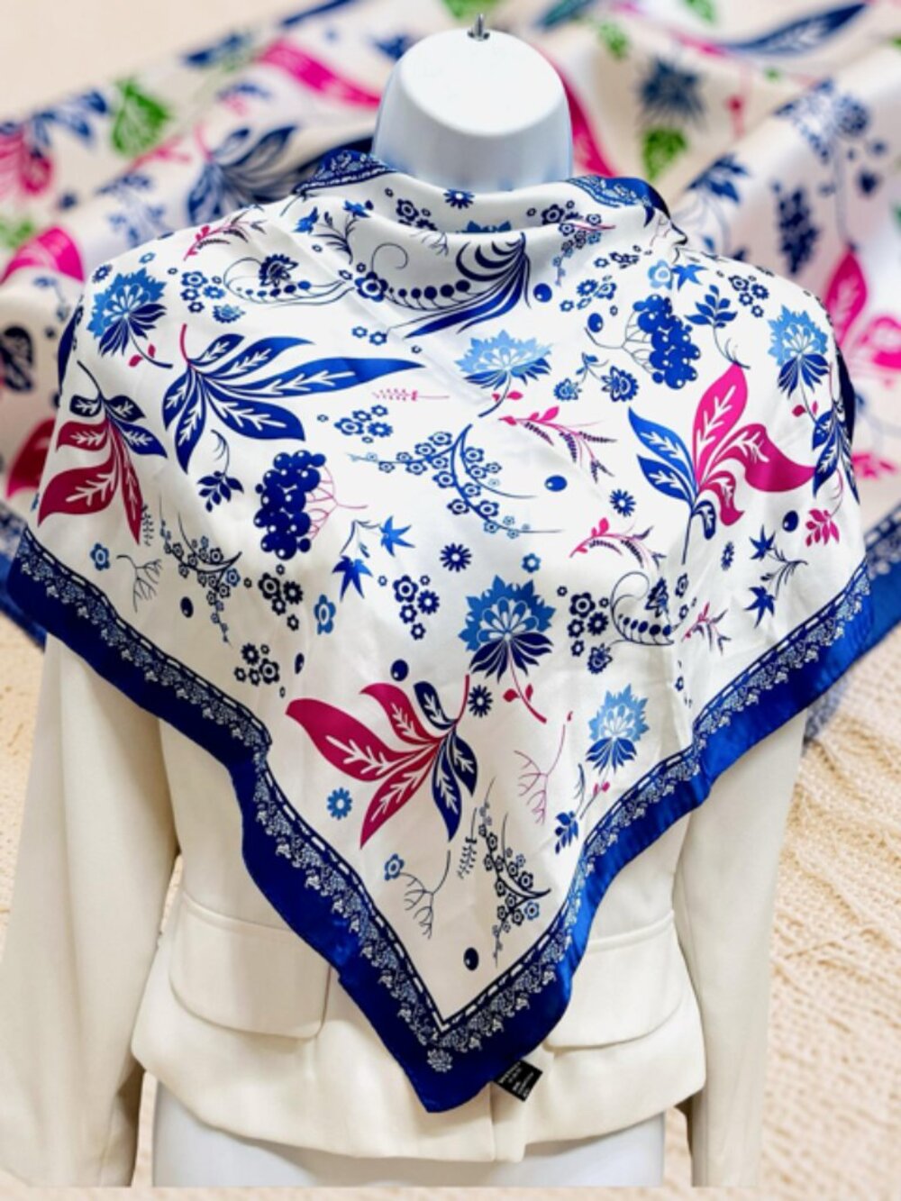 2 Neck-Kerchief Silk Trussardi &Wensli 19" - 20.5" White pink blue floral (30) - Picture 4 of 15